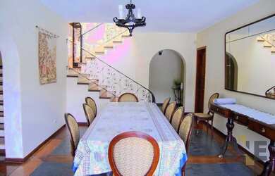 Imagem: A casa em condomínio possui 4 Dormitórios, 5 Banheiros, 740m²