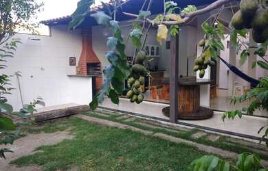 Imagem: A casa possui 2 Dormitórios e 4 Vagas na garagem e está localizado