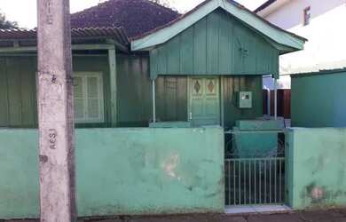 Imagem: A casa possui 3 Dormitórios, 1 Banheiro, 1 Vaga na garagem