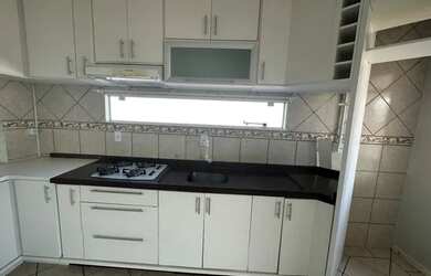 Imagem: A casa possui 3 Dormitórios, 2 Banheiros, 2 Vagas na garagem