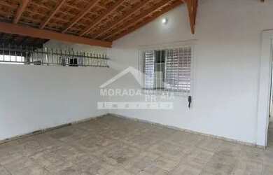 Imagem: A casa possui 2 Dormitórios, 1 Banheiro, 2 Vagas na garagem