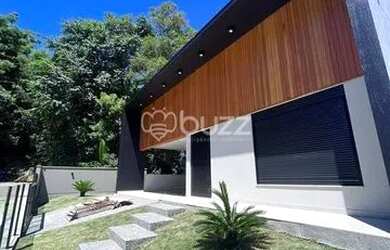 Imagem: A casa possui 4 Dormitórios, 5 Banheiros, 4 Vagas na garagem