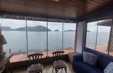 Imagem: A casa em condomínio possui 5 Dormitórios, 2 Banheiros e 290m²