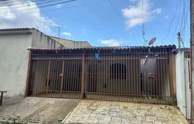 Imagem: A casa possui 3 Dormitórios, 2 Banheiros, 1 Vaga na garagem