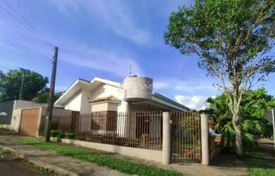 Imagem: A casa possui 2 Dormitórios, 2 Banheiros, 2 Vagas na garagem