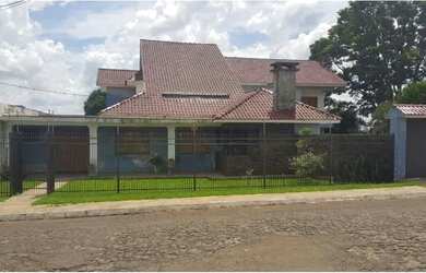 Imagem: A casa possui 5 Dormitórios, 5 Banheiros, 2 Vagas na garagem