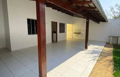 Imagem: A casa possui 3 Dormitórios, 2 Banheiros, 2 Vagas na garagem