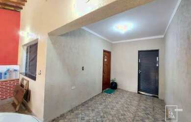 Imagem: A casa possui 3 Dormitórios, 2 Banheiros, 3 Vagas na garagem