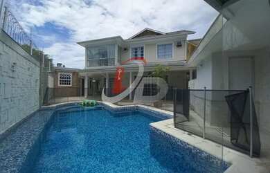 Imagem: A casa em condomínio possui 4 Dormitórios, 5 Banheiros, 3