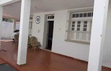 Imagem: A casa possui 5 Dormitórios, 2 Banheiros, 2 Vagas na garagem