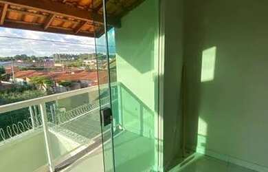 Imagem: A casa possui 3 Dormitórios, 3 Banheiros, 2 Vagas na garagem