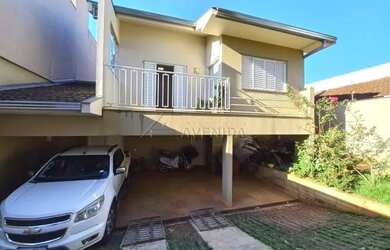 Imagem: A casa possui 4 Dormitórios, 3 Banheiros, 3 Vagas na garagem