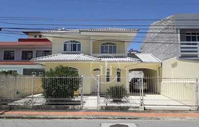 Imagem: A casa possui 2 Dormitórios, 3 Banheiros, 2 Vagas na garagem