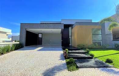 Imagem: A casa em condomínio possui 4 Dormitórios, 2 Banheiros, 4