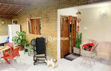 Imagem: A casa possui 3 Dormitórios, 2 Banheiros, 2 Vagas na garagem