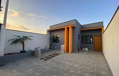 Imagem: A casa possui 3 Dormitórios, 2 Banheiros, 2 Vagas na garagem