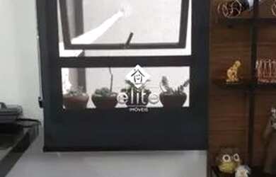 Imagem: A casa possui 3 Dormitórios, 2 Banheiros, 1 Vaga na garagem