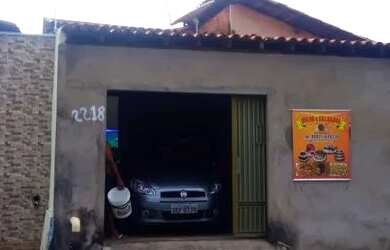 Imagem: A casa possui 3 Dormitórios, 2 Banheiros, 1 Vaga na garagem