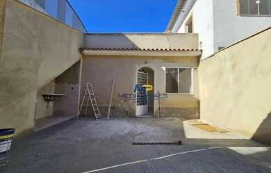 Imagem: A casa possui 1 Dormitório, 1 Banheiro, 1 Vaga na garagem