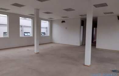 Imagem: O depósito possui 5 Vagas na garagem, 1.226m² de Área e