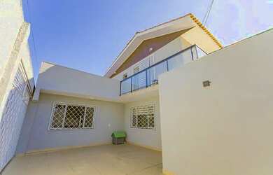 Imagem: A casa à venda possui 4 Dormitórios, 3 Banheiros, 2 Vagas