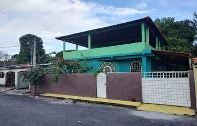 Imagem: A casa possui 3 Dormitórios, 3 Banheiros, 4 Vagas na garagem