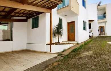 Imagem: A casa possui 3 Dormitórios, 3 Banheiros, 2 Vagas na garagem