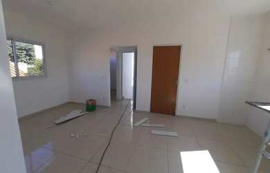 Imagem: A casa possui 3 Dormitórios, 1 Banheiro, 2 Vagas na garagem