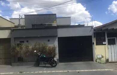 Imagem: A casa possui 3 Dormitórios, 5 Banheiros, 2 Vagas na garagem