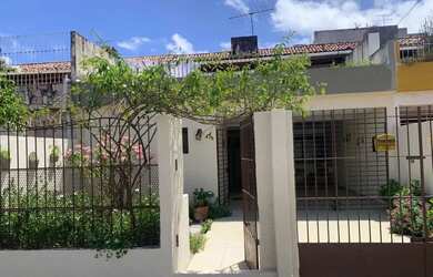 Imagem: A casa possui 3 Dormitórios, 4 Banheiros, 2 Vagas na garagem