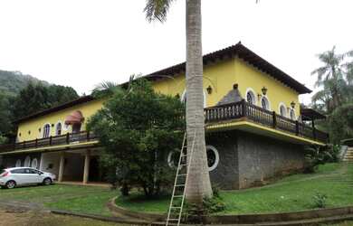Imagem: A casa possui 5 Dormitórios, 5 Banheiros, 5 Vagas na garagem