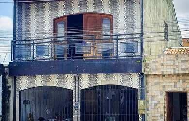 Imagem: A casa possui 3 Dormitórios, 3 Banheiros, 2 Vagas na garagem