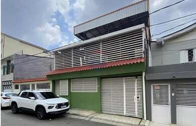 Imagem: A casa possui 3 Dormitórios, 4 Banheiros, 3 Vagas na garagem