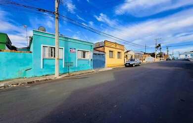 Imagem: A casa possui 2 Dormitórios, 1 Banheiro, 2 Vagas na garagem