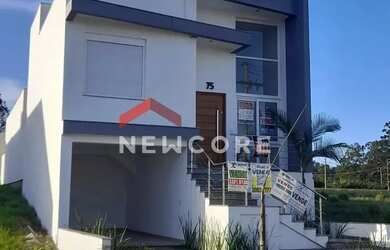 Imagem: A casa possui 3 Dormitórios, 3 Banheiros, 2 Vagas na garagem