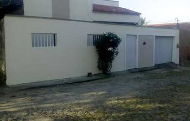 Imagem: A casa possui 2 Dormitórios, 3 Banheiros, 3 Vagas na garagem