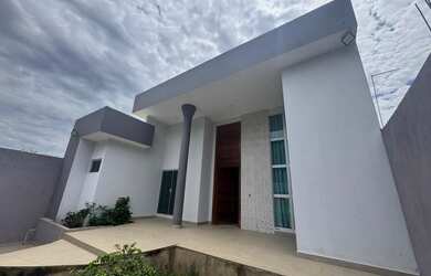 Imagem: A casa possui 3 Dormitórios, 3 Banheiros, 5 Vagas na garagem