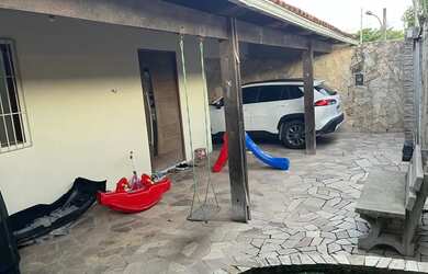 Imagem: A casa possui 3 Dormitórios, 2 Banheiros, 3 Vagas na garagem
