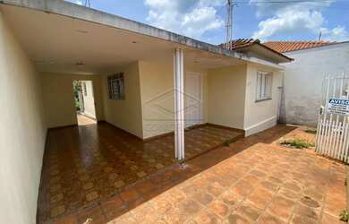 Imagem: A casa possui 2 Dormitórios, 2 Banheiros, 2 Vagas na garagem