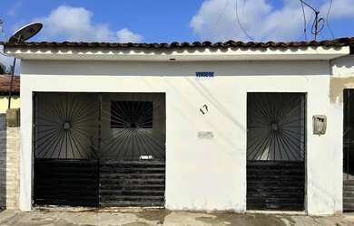 Imagem: A casa possui 3 Dormitórios, 1 Banheiro, 1 Vaga na garagem