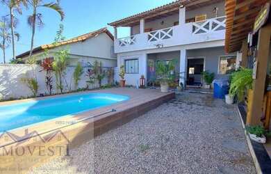 Imagem: A casa possui 3 Dormitórios, 1 Banheiro, 2 Vagas na garagem