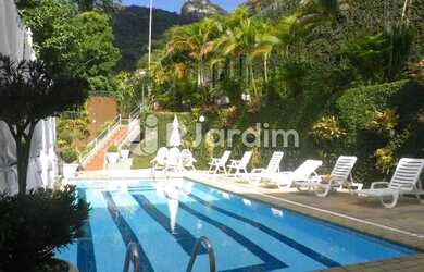 Imagem: A casa possui 4 Dormitórios, 5 Banheiros, 3 Vagas na garagem