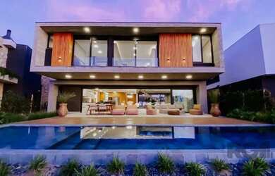 Imagem: A casa em condomínio possui 5 Dormitórios, 5 Banheiros, 2