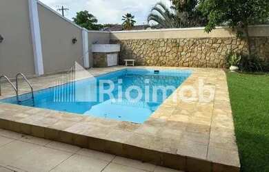 Imagem: A casa possui 5 Dormitórios, 5 Banheiros, 410m² de Área e