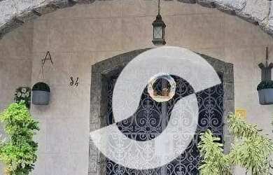 Imagem: A casa possui 4 Dormitórios, 2 Banheiros, 2 Vagas na garagem