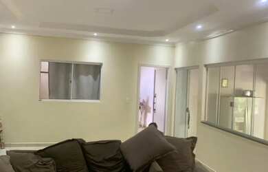 Imagem: A casa possui 4 Dormitórios, 2 Banheiros, 2 Vagas na garagem