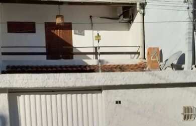 Imagem: A casae possui 2 Dormitórios, 3 Banheiros, 1 Vaga na garagem