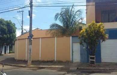 Imagem: A casa possui 4 Dormitórios, 3 Banheiros, 3 Vagas na garagem