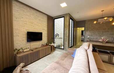 Imagem: A casa possui 3 Dormitórios, 2 Banheiros, 2 Vagas na garagem