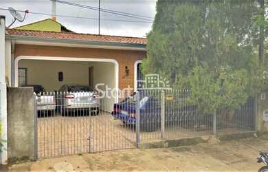 Imagem: A casa possui 3 Dormitórios, 2 Banheiros, 3 Vagas na garagem